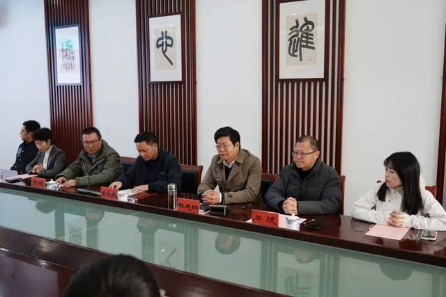 燕子矶中学党委石骏书记,周广仲副校长,丁雨南副校长和师生代表参加