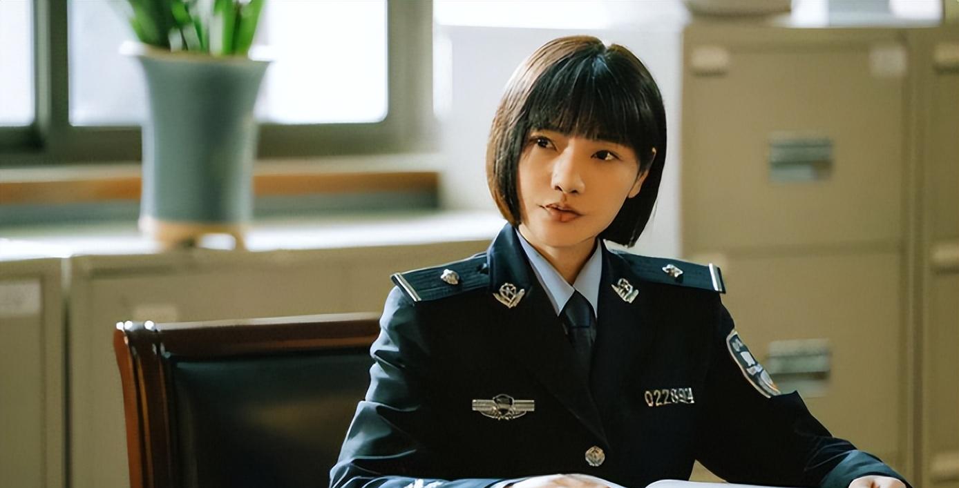 她在剧中扮演的是安欣的徒弟姜超,是个漂亮又有实力的女警.