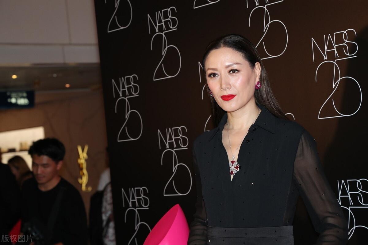 任达华听说后火急火燎地赶来,进房间劝说老太太十分钟,就把她劝进了