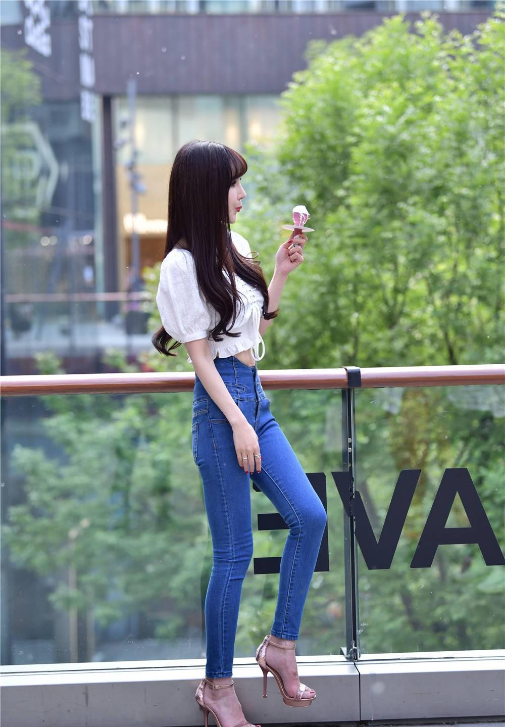 12厘米高跟凉鞋搭配高腰紧身牛仔裤非常好看_美女_组合_生活