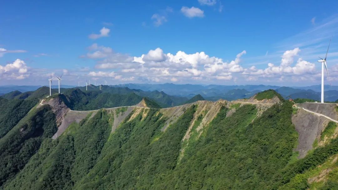 七曜山生态度假区,海拔1260米的森林度假良地,夏季温度稳定在22度左右