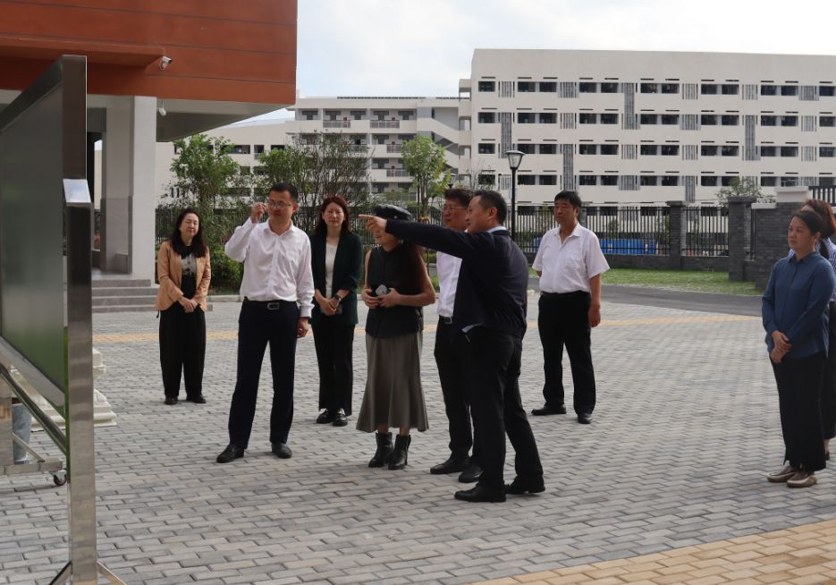 国务院参事汤敏和国务院参事室特邀研究员左小蕾莅临南宁市兴宁未来