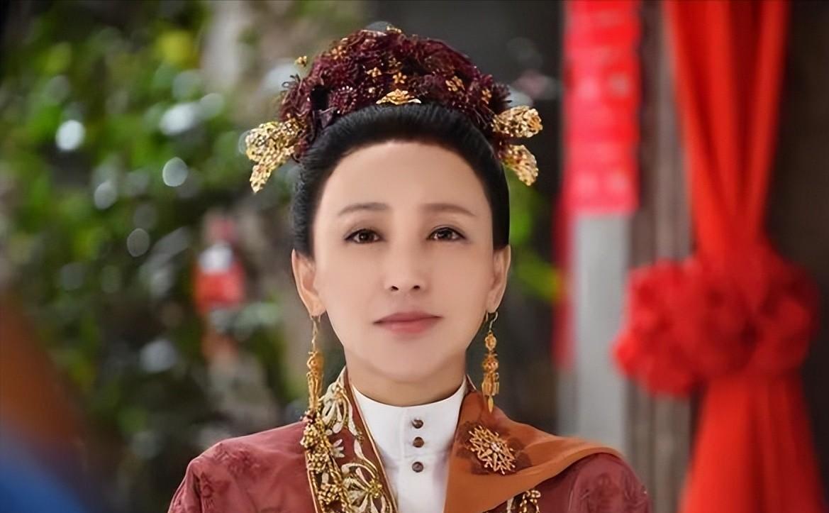 19岁与导演私奔裸婚,在地下室连生3胎,如今丈夫把她宠上天_丽娜