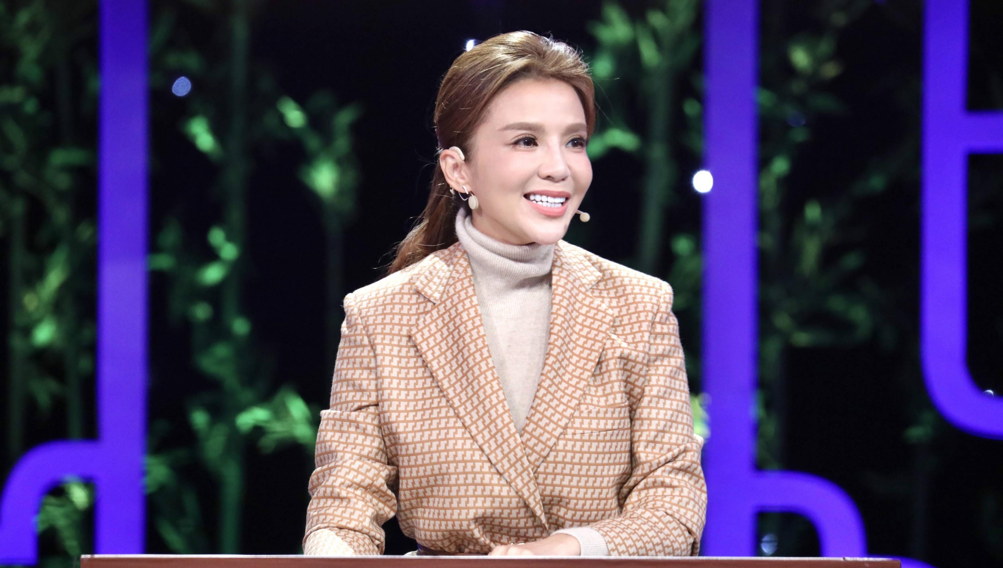 50岁央视朱迅退休后去爬山!