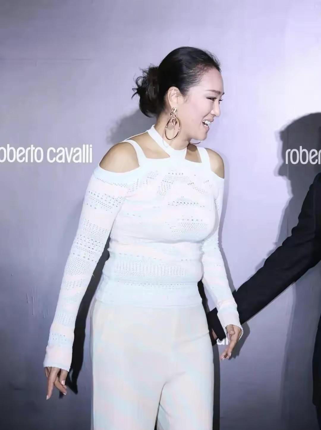 巩俐也太自信了,身材健硕穿"紧身衣",露出肚子上的赘肉好尴尬_白色