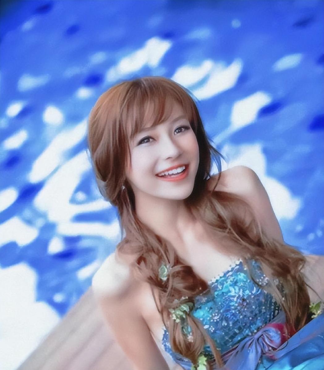 2005年,14岁的angelababy以青年模特身份在日本出道,凭借精致的"娃娃