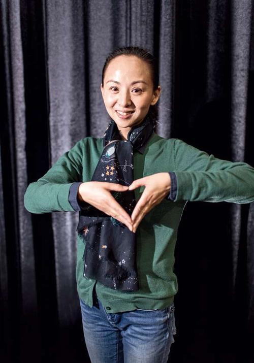 当年春晚"千手观音"聋哑人领舞,被富豪苦追8年,如今成了这样_邰丽华