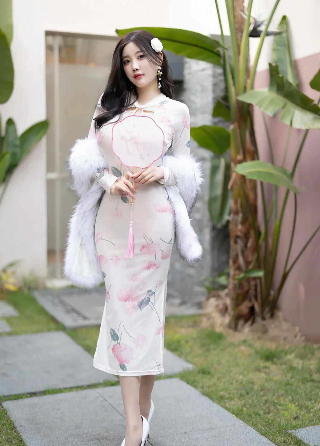 杨晨晨:夏季的复古国风会让你成为街头焦点,紧身日常修饰碎花女旗袍