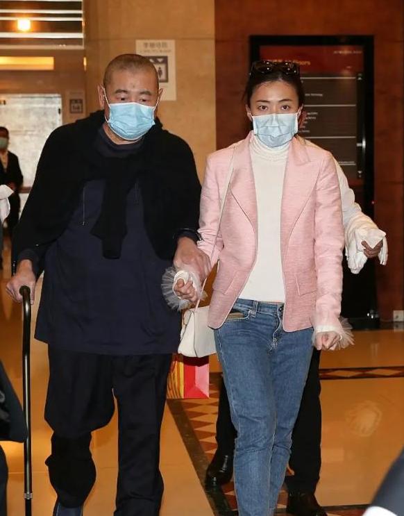 72岁刘銮雄改遗嘱后忙哄甘比,带娇妻看黎明演唱会,合影难掩疲惫_精神