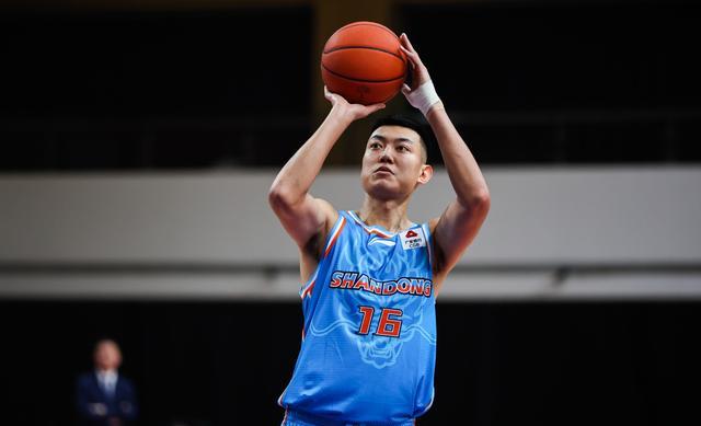 贾诚怒关键三分球绝杀对手_山东队_布莱克尼_南京