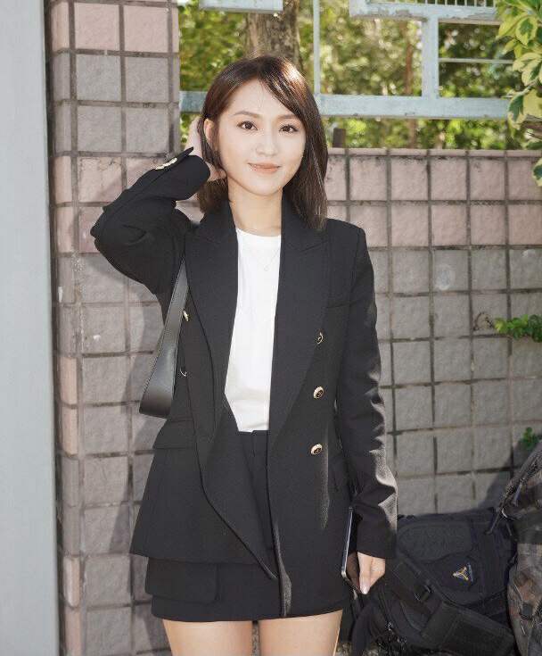 tvb小花疑有意离巢,因卷入丑闻遭雪藏,幼时曾跟母亲乞讨为生_林颖