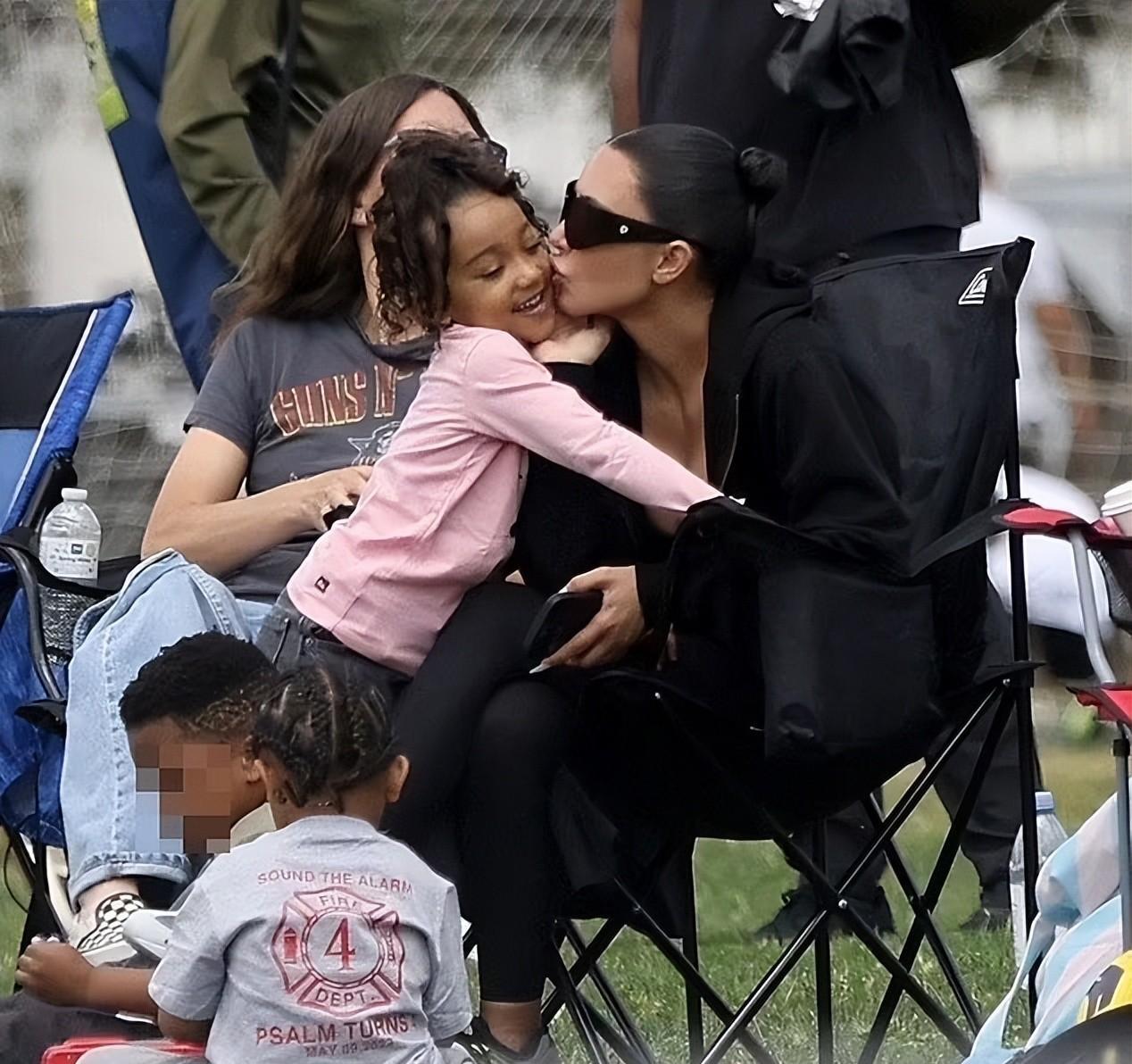 金卡戴珊带娃也崩溃?