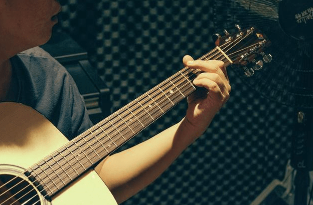 弹吉他怎么把和弦按好_手指_时间_手臂