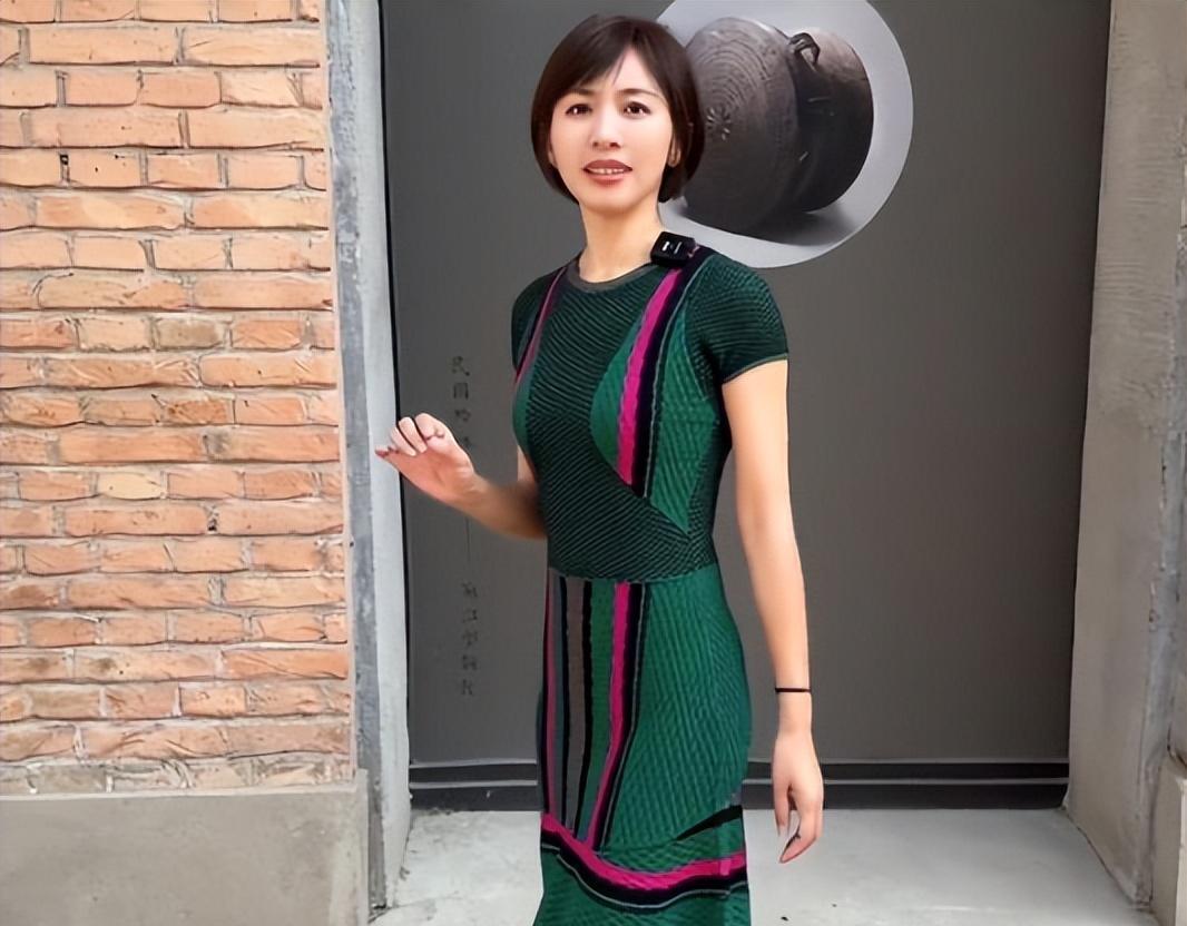 欧阳夏丹离婚后更美了,穿紧身裙闲逛像女明星走秀,看脸还像30岁_造型