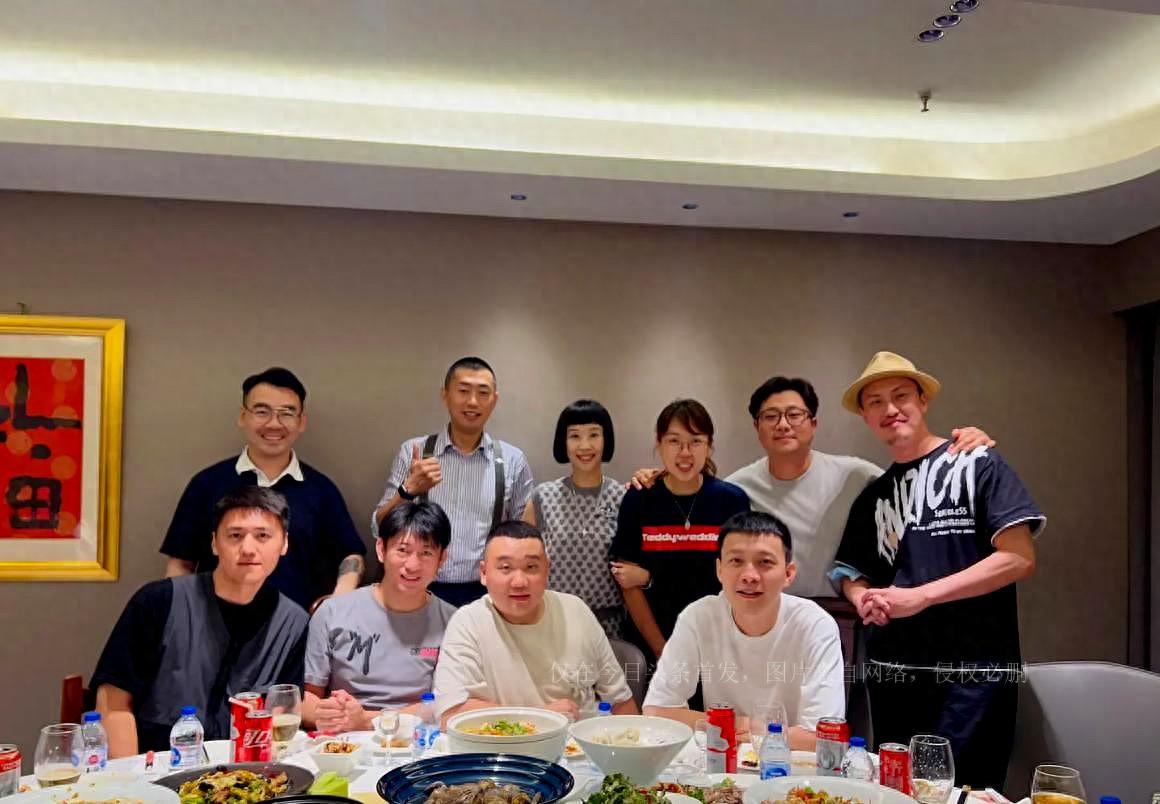 喜剧演员张泰维大婚老板贾玲亲自到场证婚,泪洒台上送新人祝福_娱乐