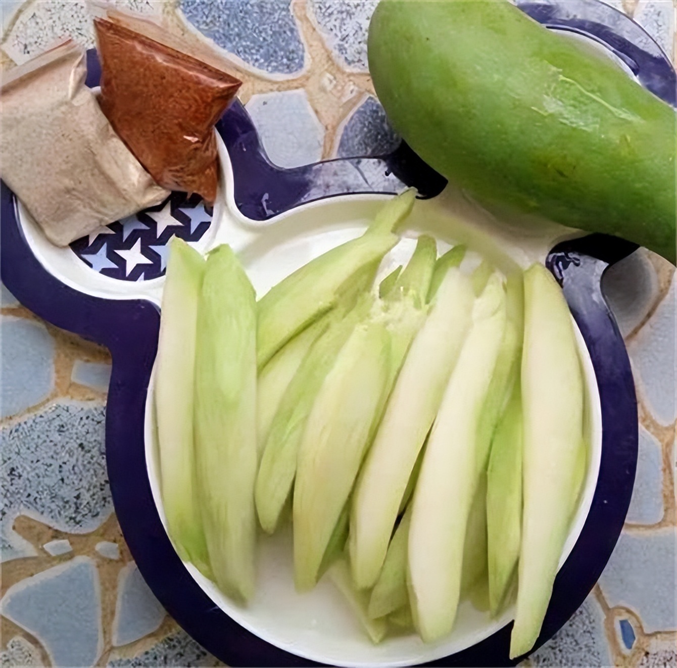 自家种的青芒果又酸又涩,试试这样吃,酸酸甜甜,特别开胃