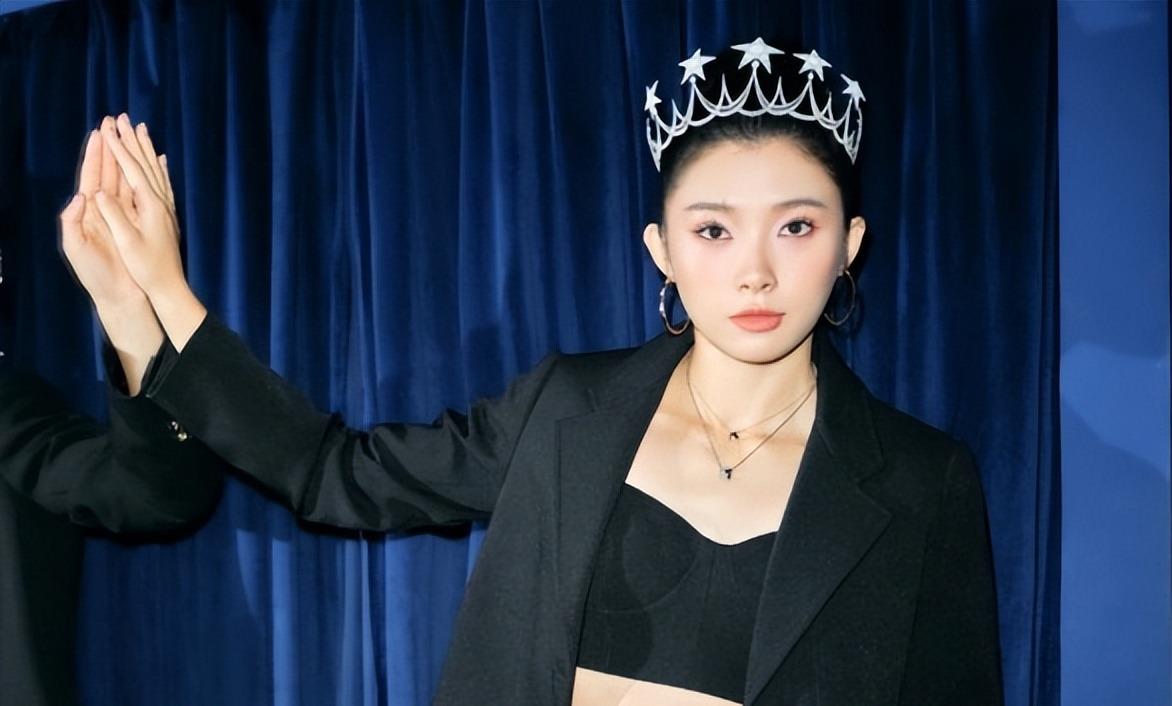 头戴皇冠气场无敌,露完美马甲线,罕见秀时尚_燕妮_争议_亚运会