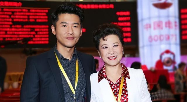 演员王骁:40岁走红,娶平凡妻子生一女,是母亲王馥荔的骄傲_王潇_梦想
