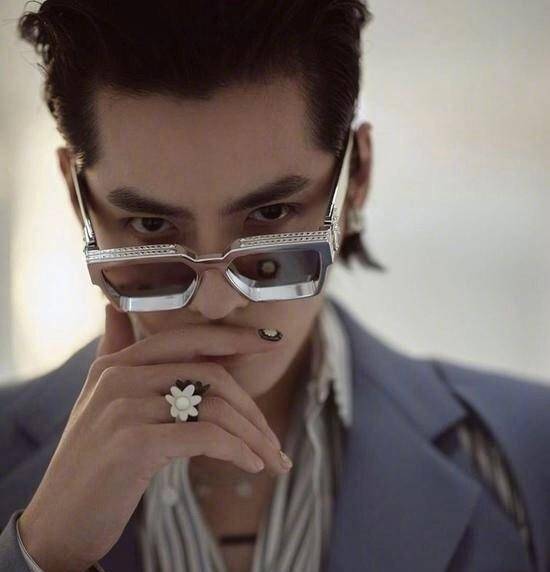 黄子韬再做新美甲发照炫耀,首晒美甲细节照,我被小拇指美甲设计感动