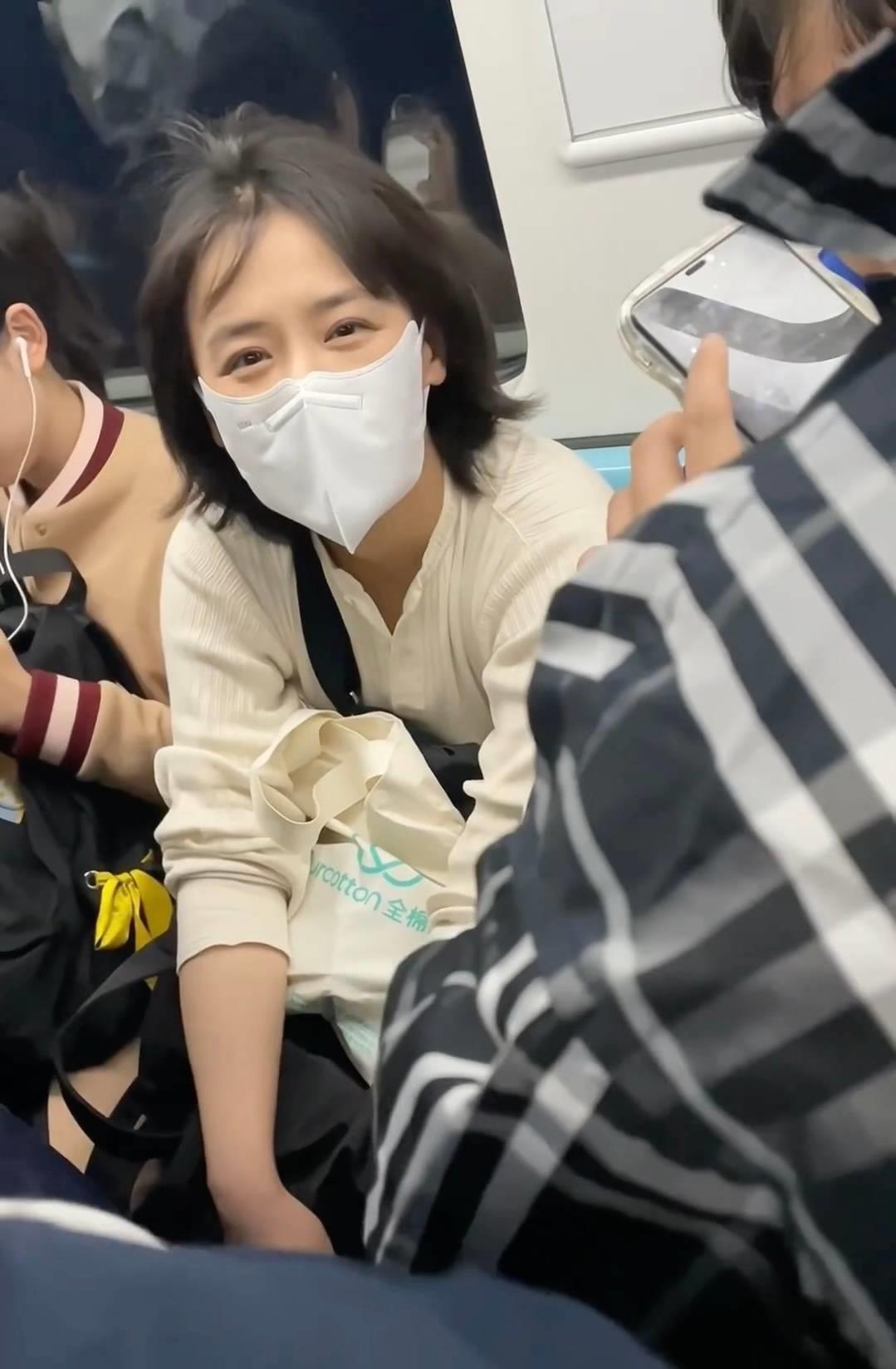 女星马思纯乘坐地铁引热议,笑容灿烂没架子,和普通人一样挤座位