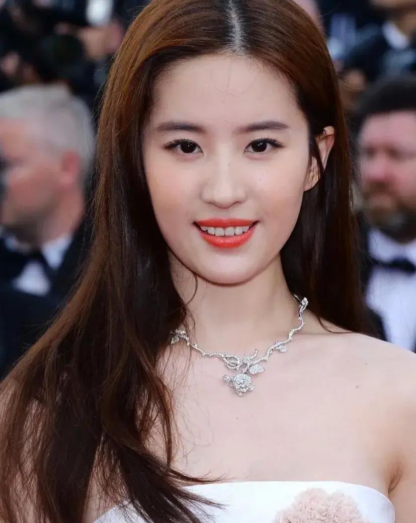 刘亦菲的外表更是美丽,花裙子和钻石项链很受欢迎,闭着眼睛的脸完美