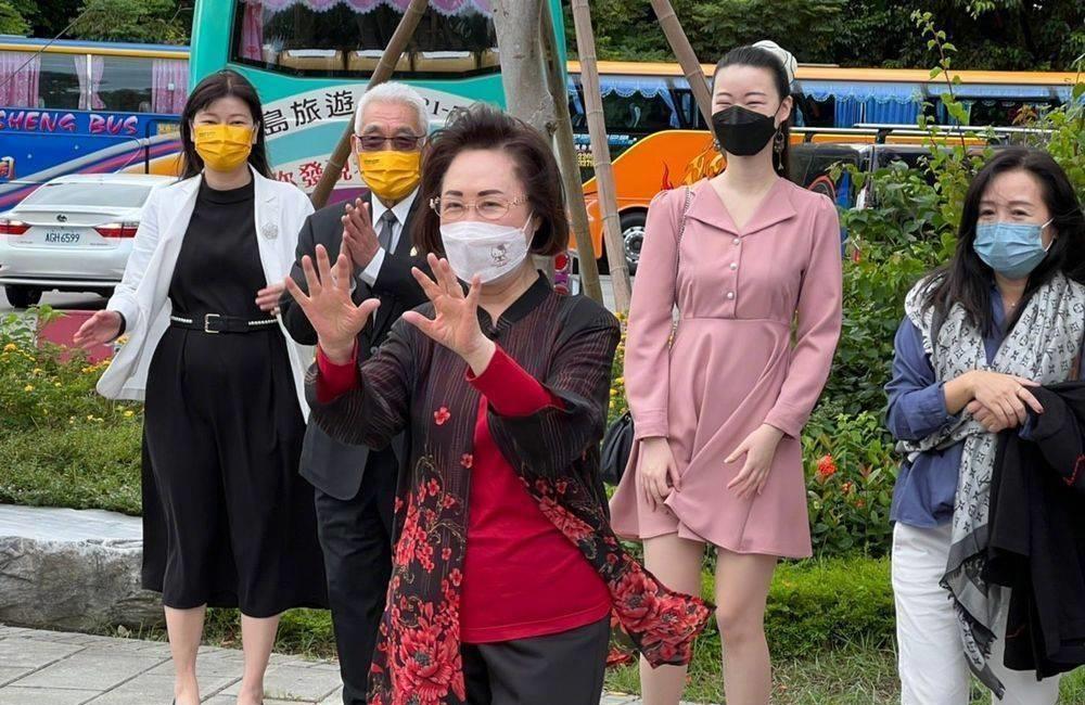 琼瑶孙女陈可嘉罕见出镜,皮肤白皙五官大气,妆容精致贵气十足_生活