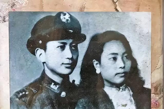 “妻子”1981年，重庆老妇参观白公馆，摸着墙上照片哭道：我来看你了