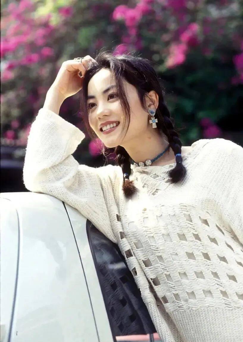 年轻的王菲堪称新巾帼典范!