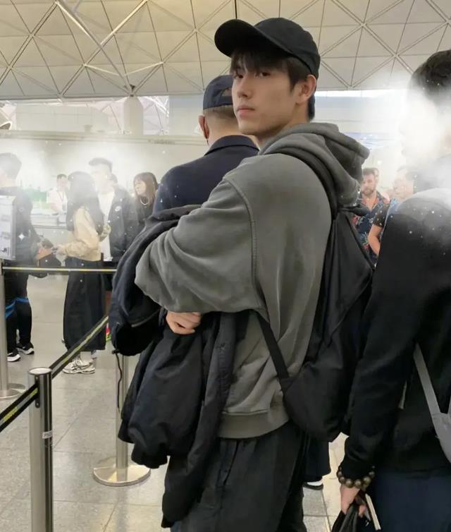 陈飞宇和哥哥陈雨昂现身香港街头,网友辣评:陈凯歌基因真强大!