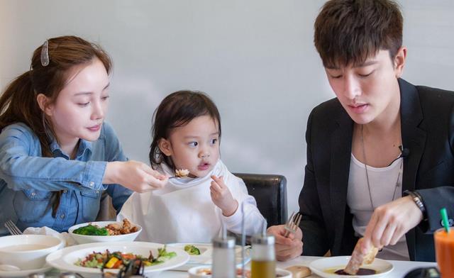 贾乃亮与短发女孩同回住所,疑似新恋情曝光,李小璐终究是路人_感情