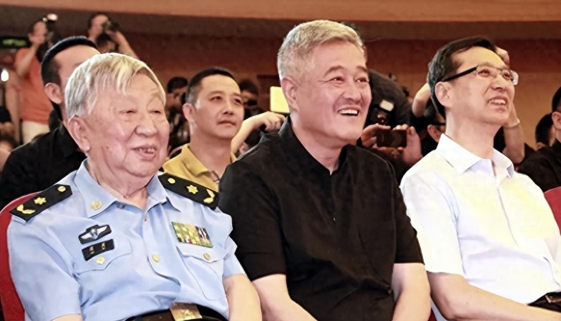 才明白阎肃86岁的遗孀,为何非要将亲生儿子告上法庭_阎宇_李文辉_父母