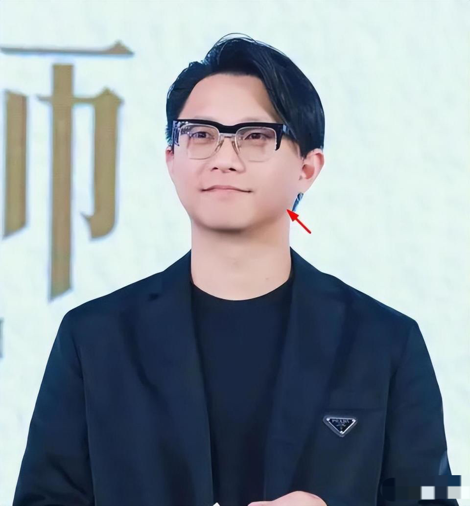 神秘导演成焦点,网友吐槽其面相议论纷纷_柯汶利_邱泽_张翰