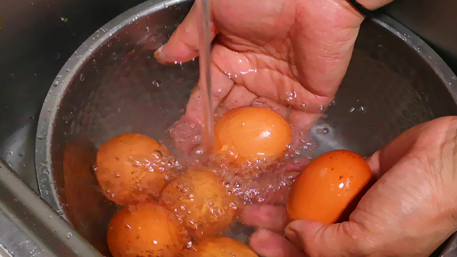 煮鸡蛋应该冷水下锅还是热水?