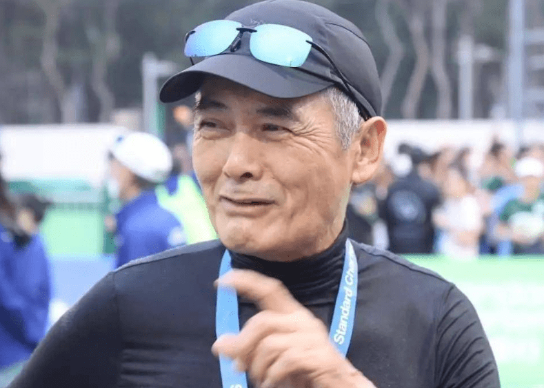 68岁陈道明头发胡子已全白,网友感叹:偶象真的老了_明星_显得_因为