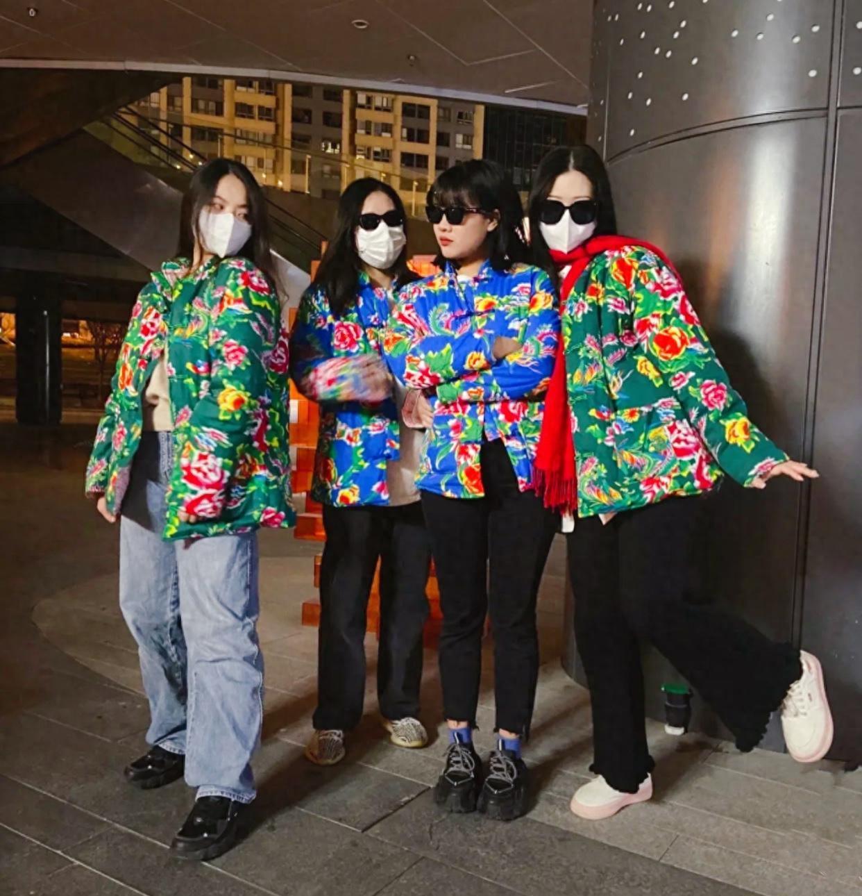 今冬流行"奶奶花棉袄",比羽绒服便宜,还时髦_时尚_造型_年轻人