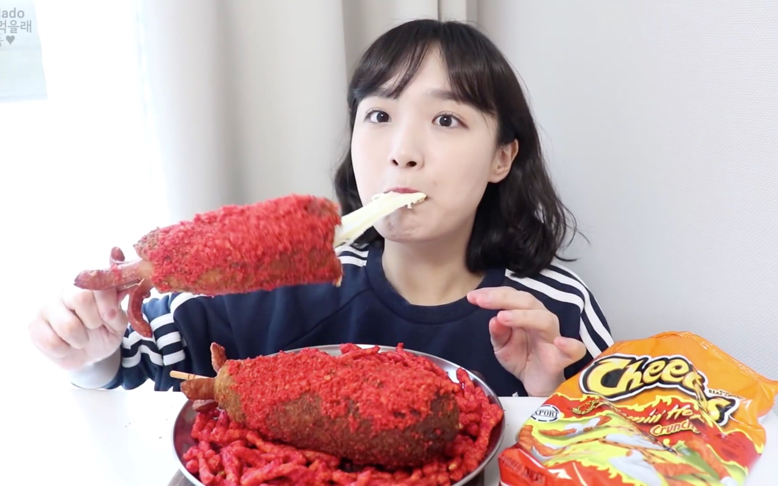 知名吃播直播时狼吞虎咽嘴角溃烂,手指有创可贴被质疑抠喉抠烂的_食物