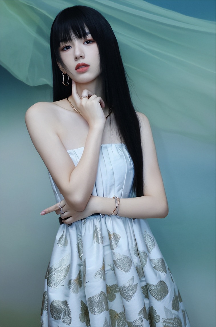 周也白色抹胸裙出镜,尽显好身材,气质清新脱俗!_作为一个_青春_世界