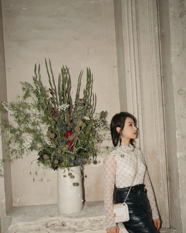 宋茜换了波波头衣品直线上升,简单白t搭配软呢吊带裙,优雅大气_造型