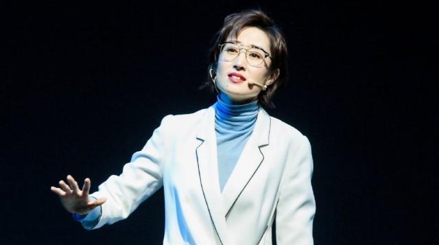 43岁的刘敏涛,玩转西装和漏背裙,我这个年纪也能性感时尚_气质_明镜