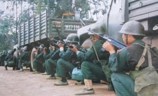 1992年两千名警员突击平远街,缴获4万多发子弹,场面堪比打仗_毒贩_余