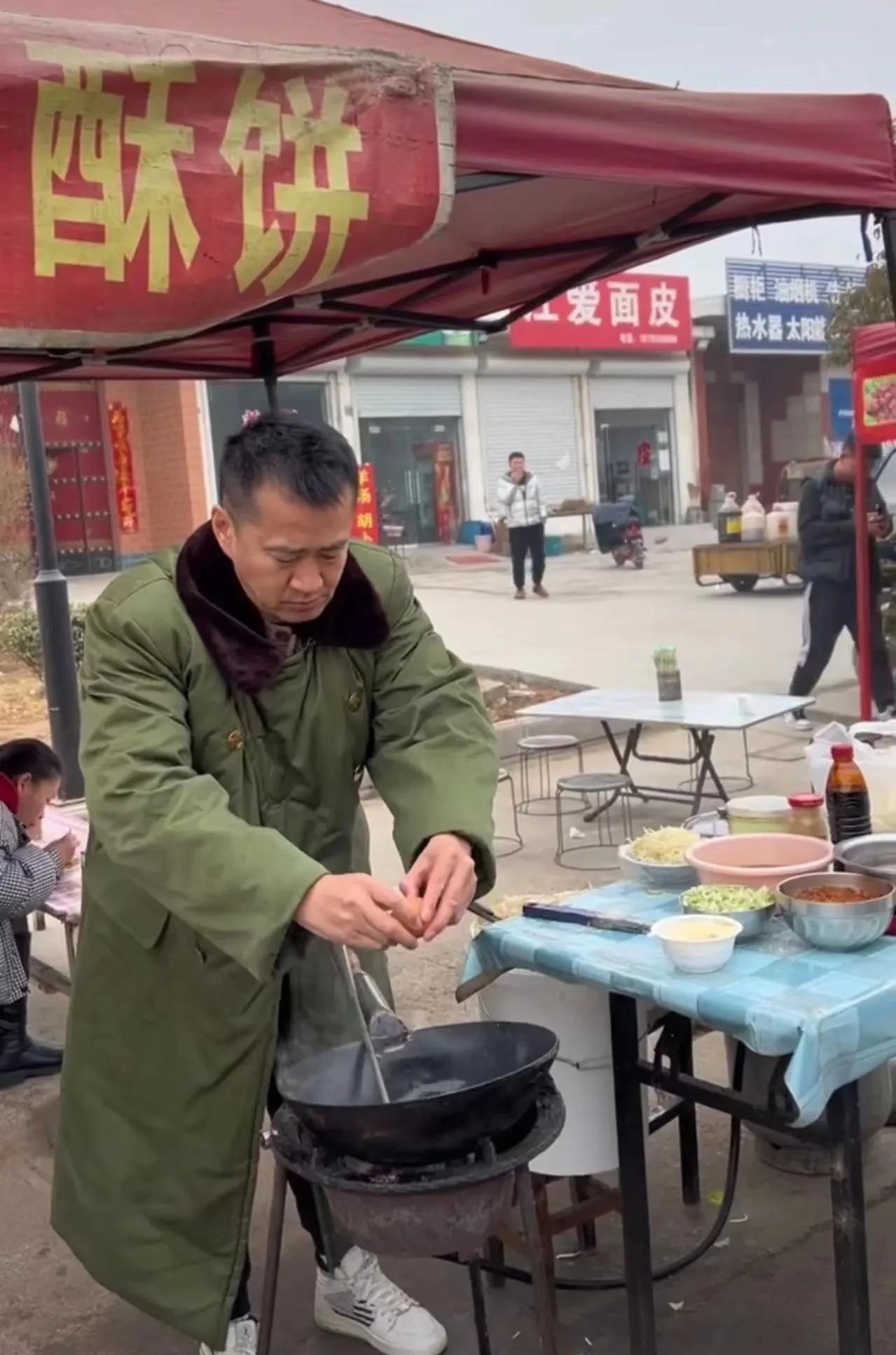 李嘉明的表情看上去十分落寞,眼神空洞,黑眼圈明显