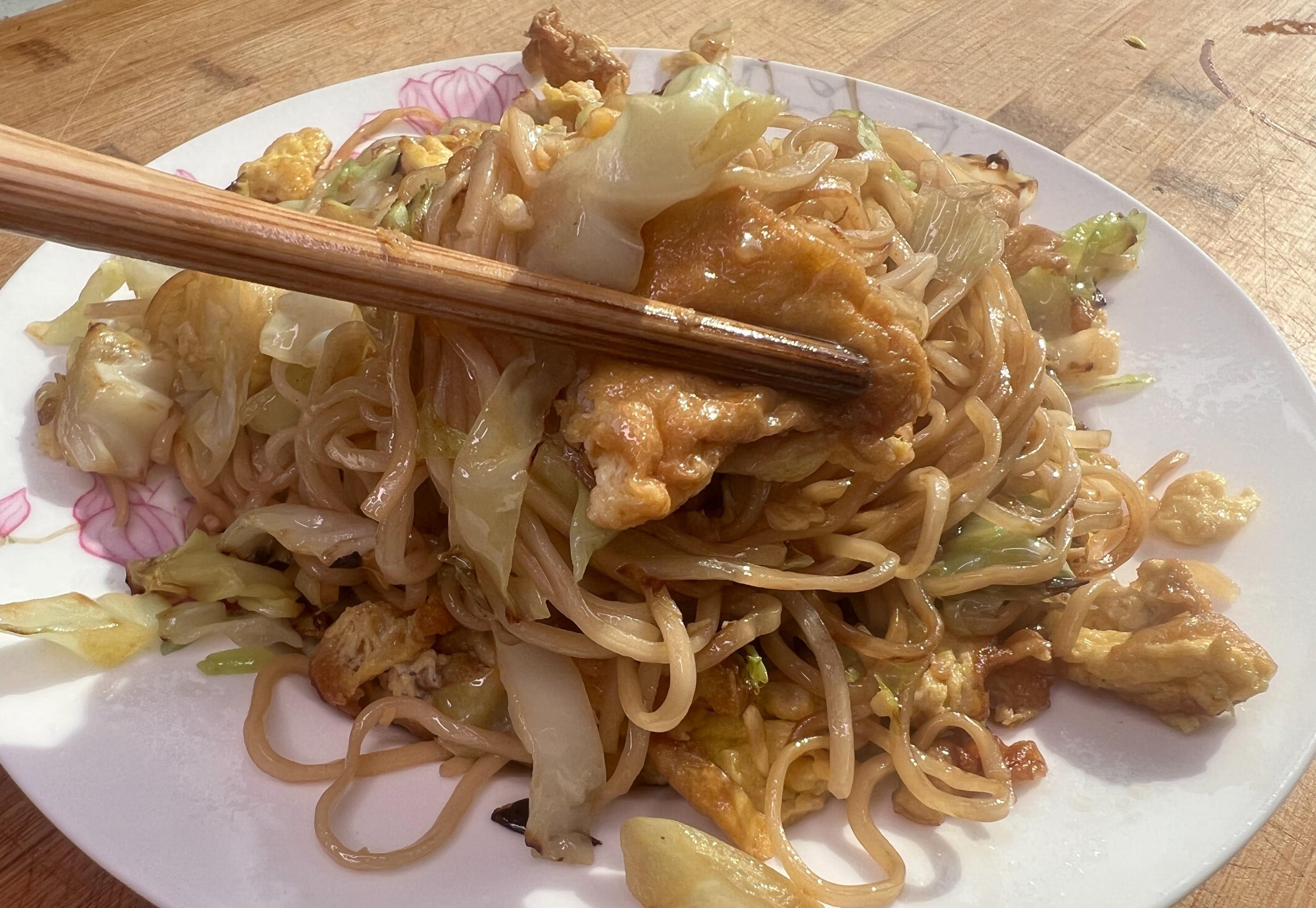 外面8块钱一份的鸡蛋炒面,在家自己做,咸香可口,量大料足呢