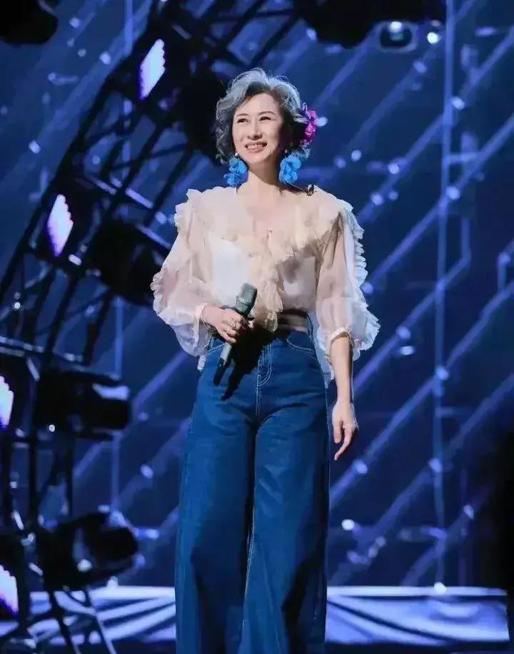 61岁的叶倩文从不扮嫩:"白发不刻意染黑,穿衣不花",高级减龄_气质