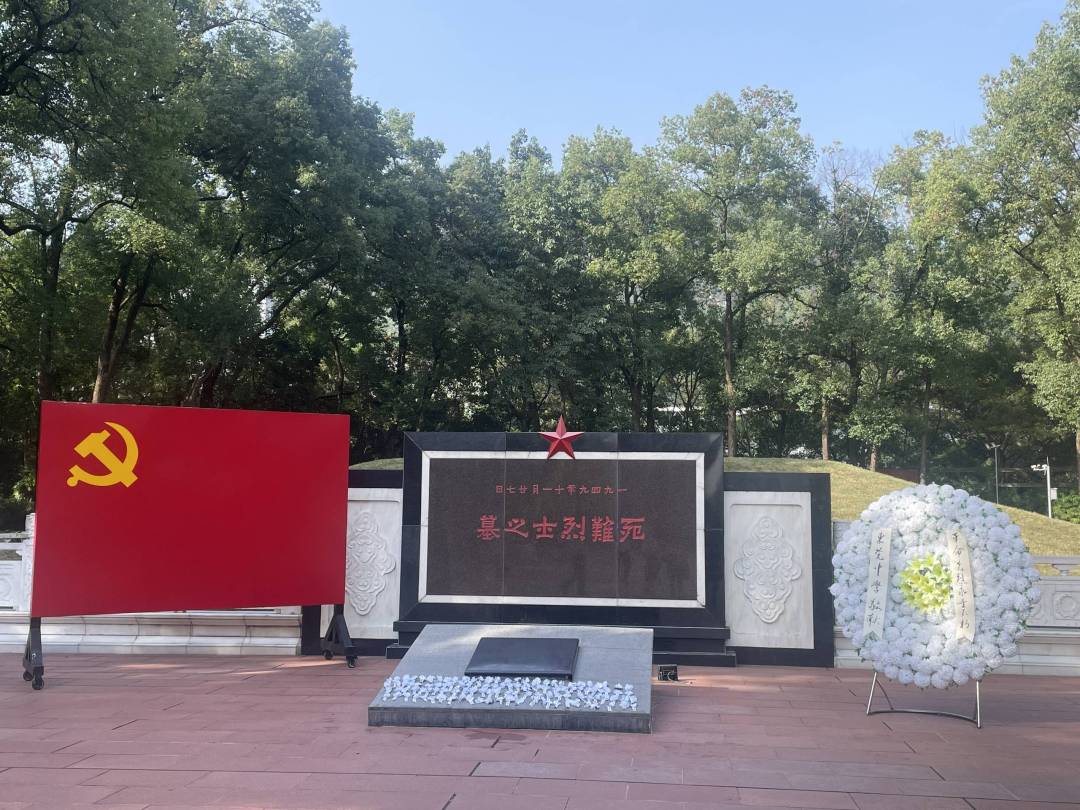 为缅怀先烈,牢记历史,在红岩魂广场纪念馆举行了庄重的祭拜仪式.