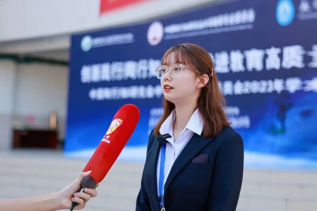 初中数学组李玲老师献课《因式分解--平方差公式》,师生互动性强,关键