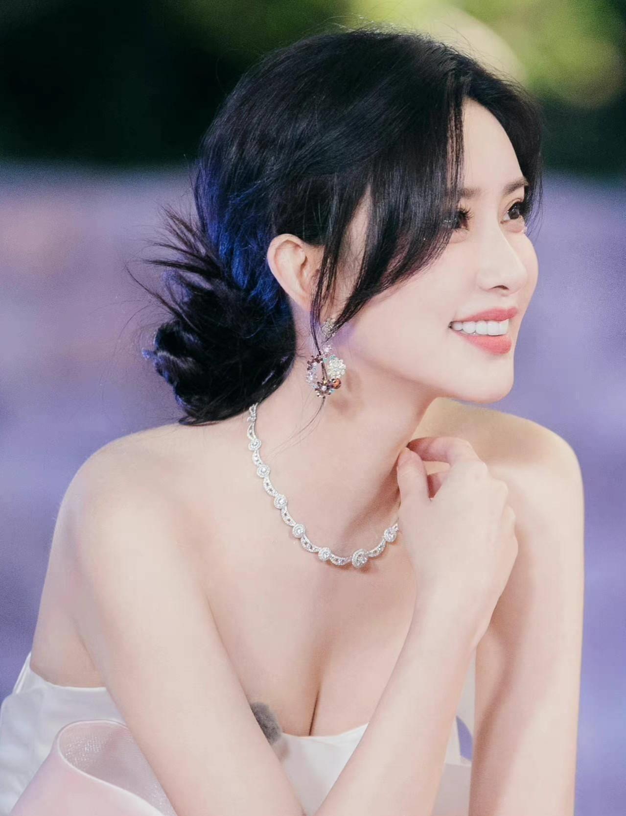 "清纯玉女"孟子义:近距离感受孟姐的美,这身材颜值太顶流了_汽车_情感
