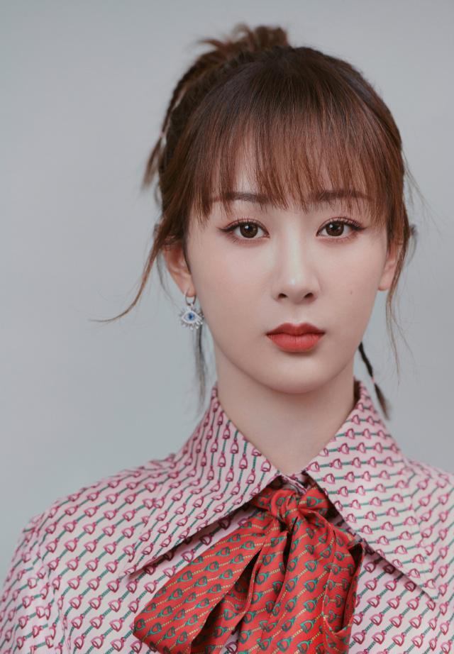 杨紫换新造型差点不认识,丸子头发型搭配西服look套装,干练时尚_刘海