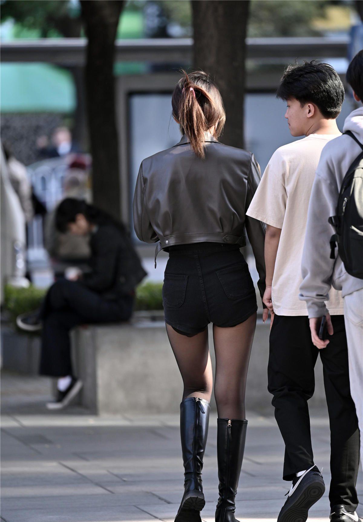 黑色丝袜搭配长靴,秋季的经典穿搭,也穿出精致时尚的效果_款式_风格