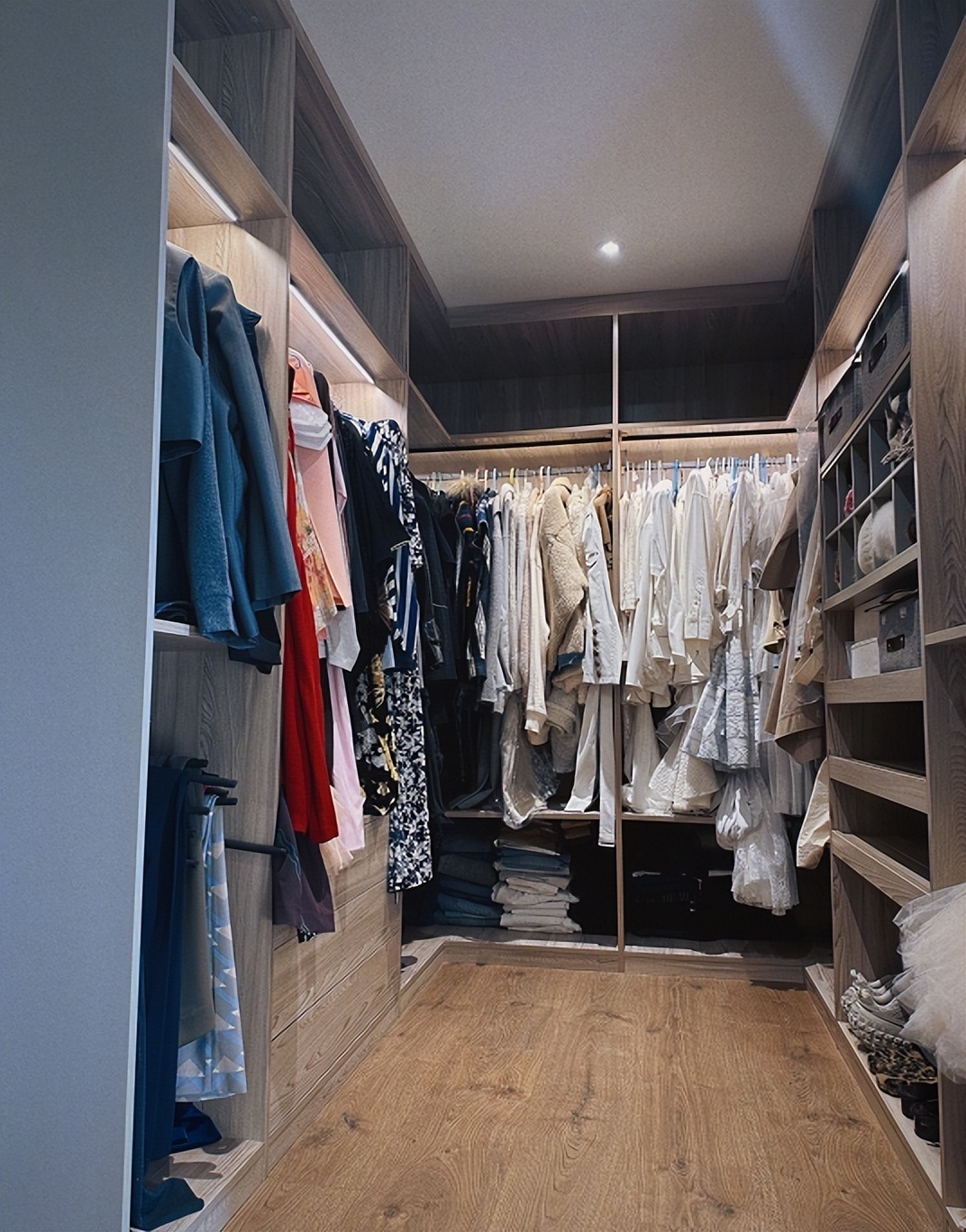 张馨予:闺房晒给粉丝看,出道14年以来积攒的旧衣服堆满了衣帽间_照片