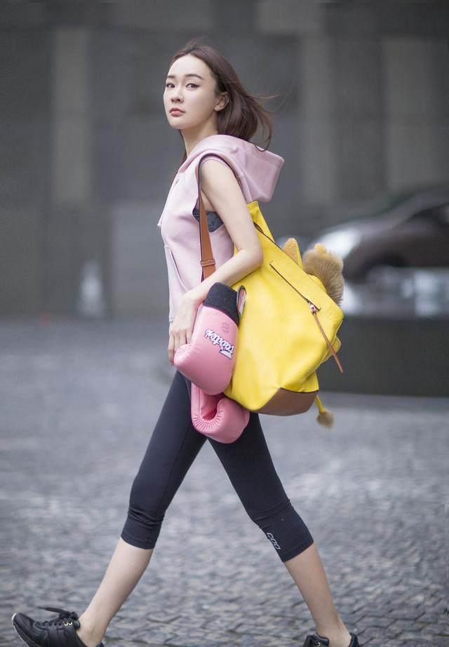 38岁霍思燕和37岁李小璐,两个人就相差一岁的年龄,那么你认为她们同样